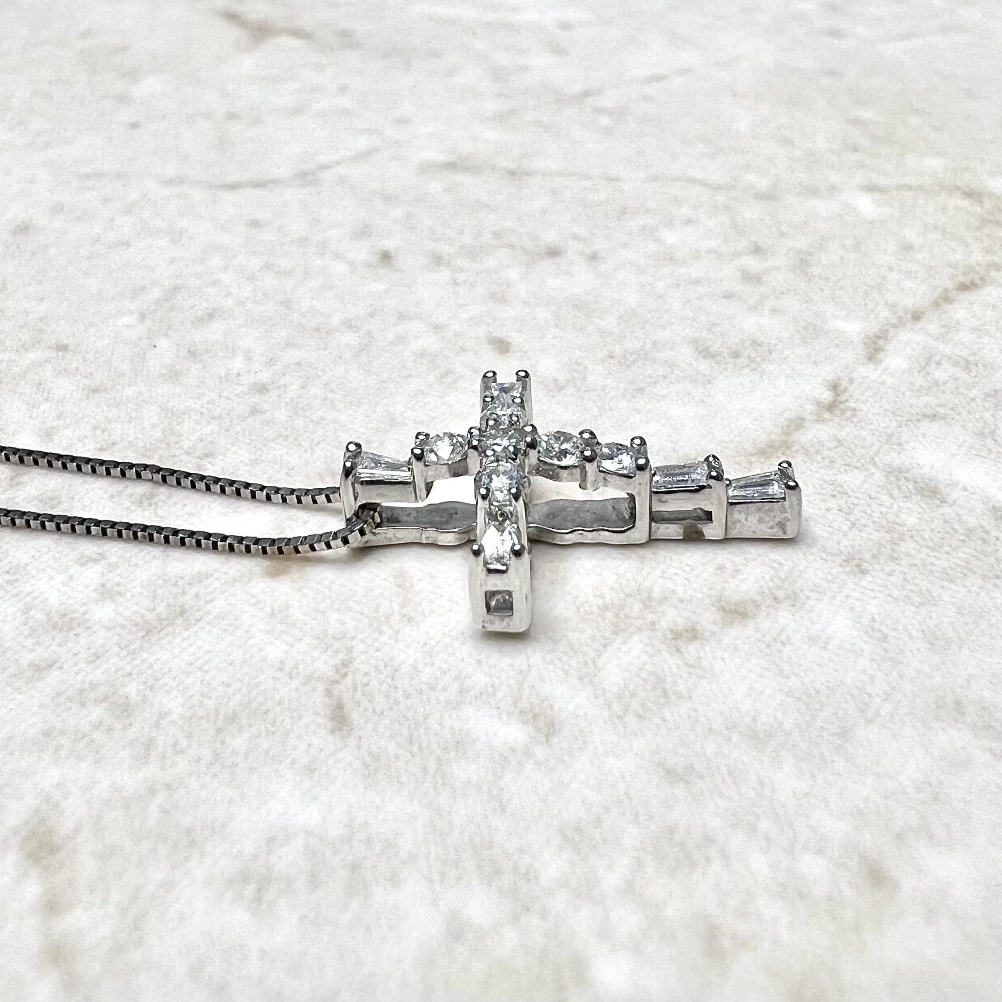14 Karat White Gold 0.25 Carat Diamond Cross Pendant Necklace