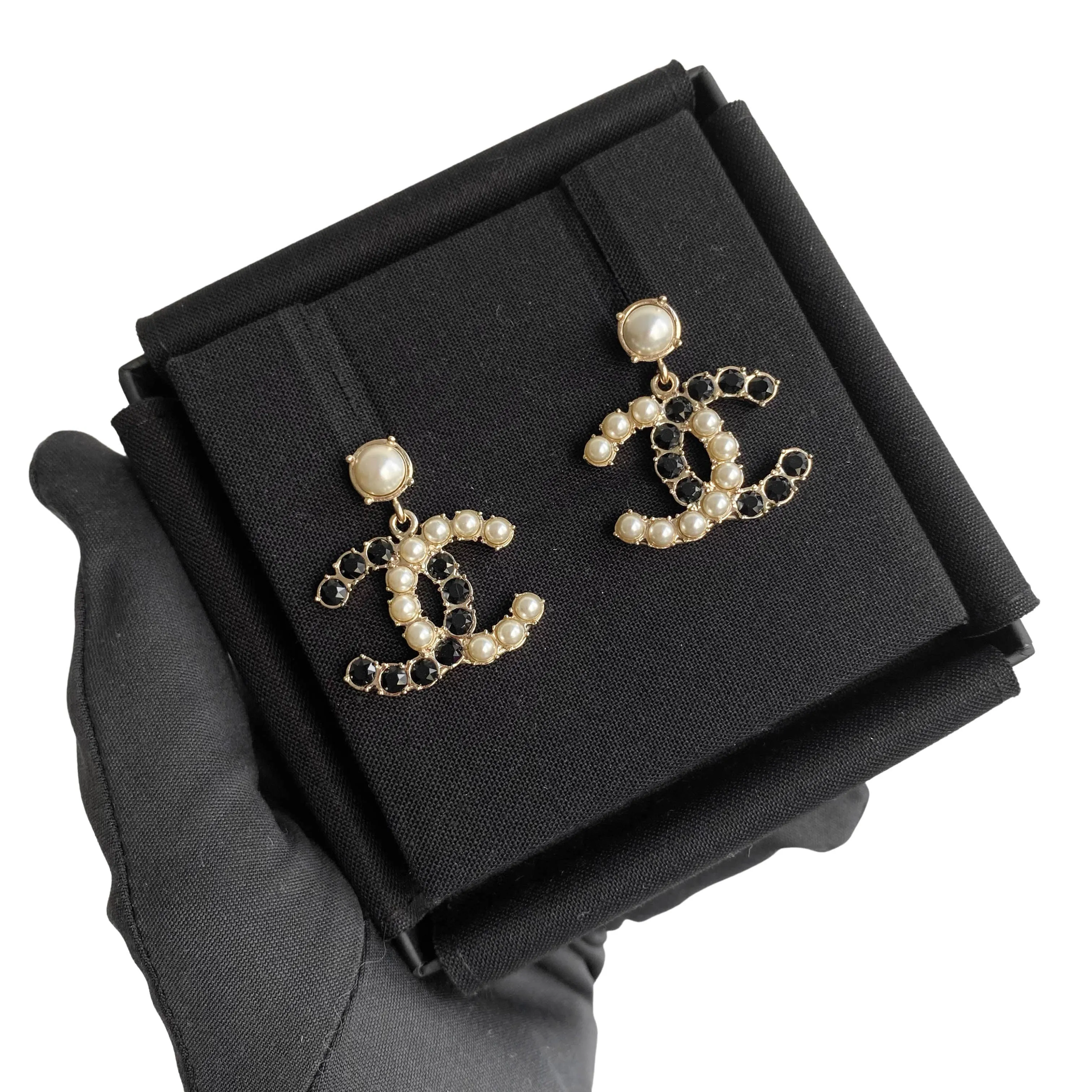 20B Black and White Crystal Pearl CC Dangle Earrings