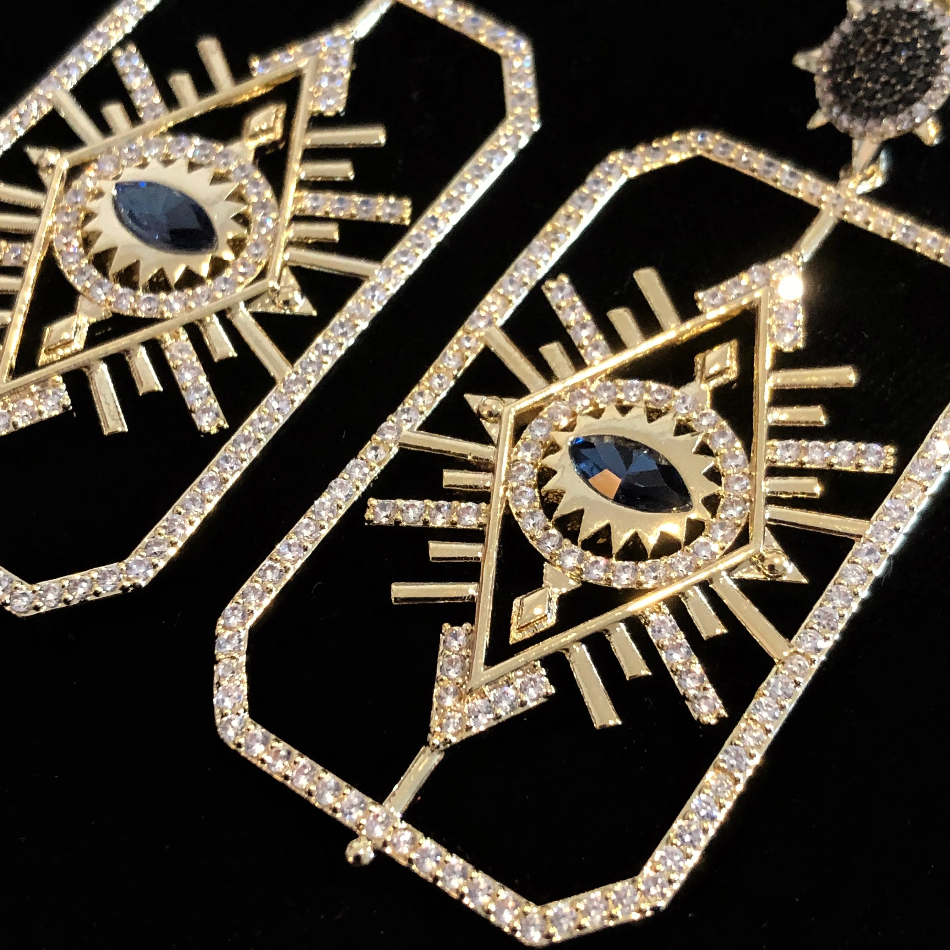 A QUALITY PAIR OF RECTANGULAR TITANIUM EYE EARRINGS