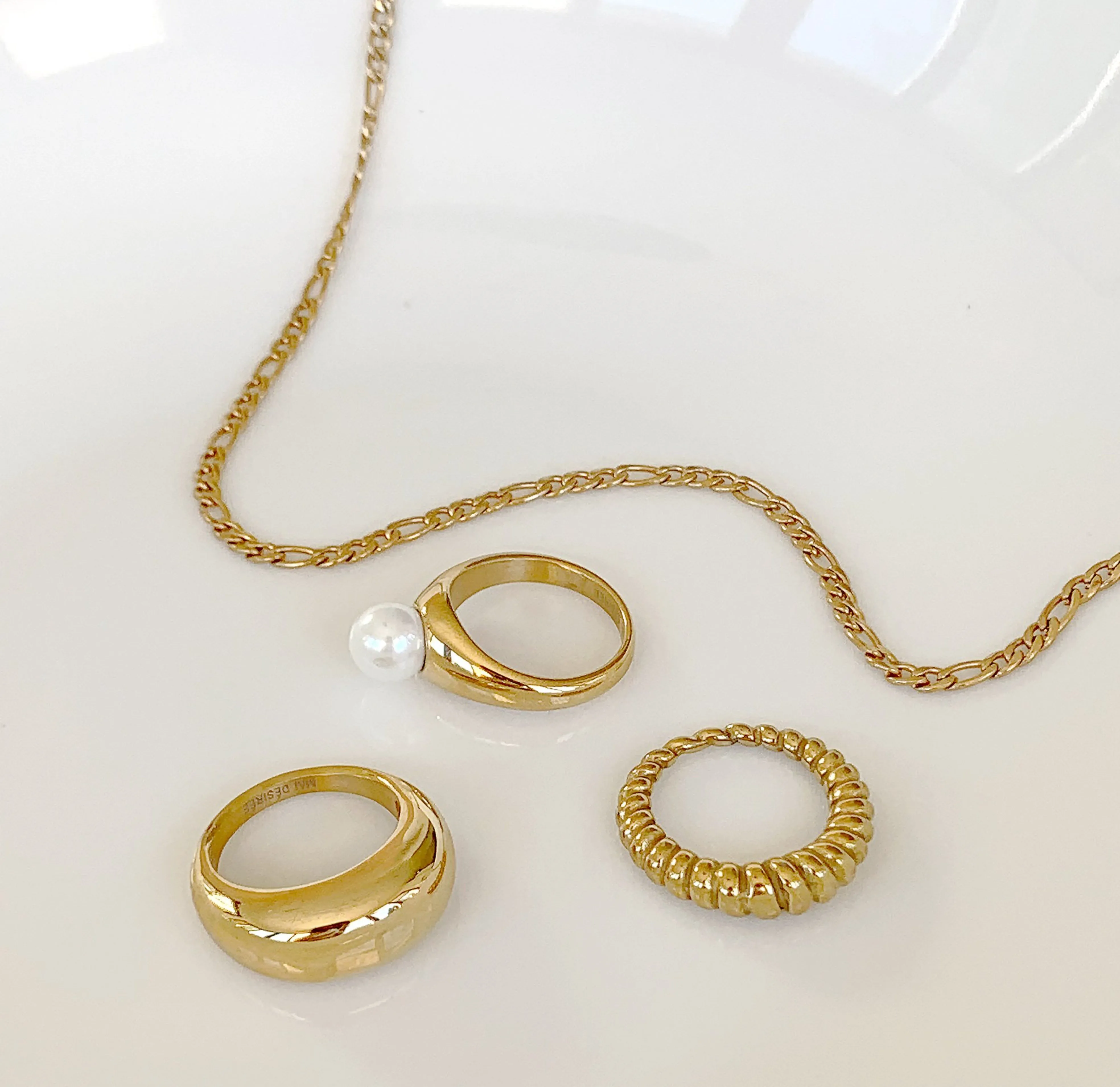 BOBBI DAINTY GOLD FIGARO CHAIN NECKLACE
