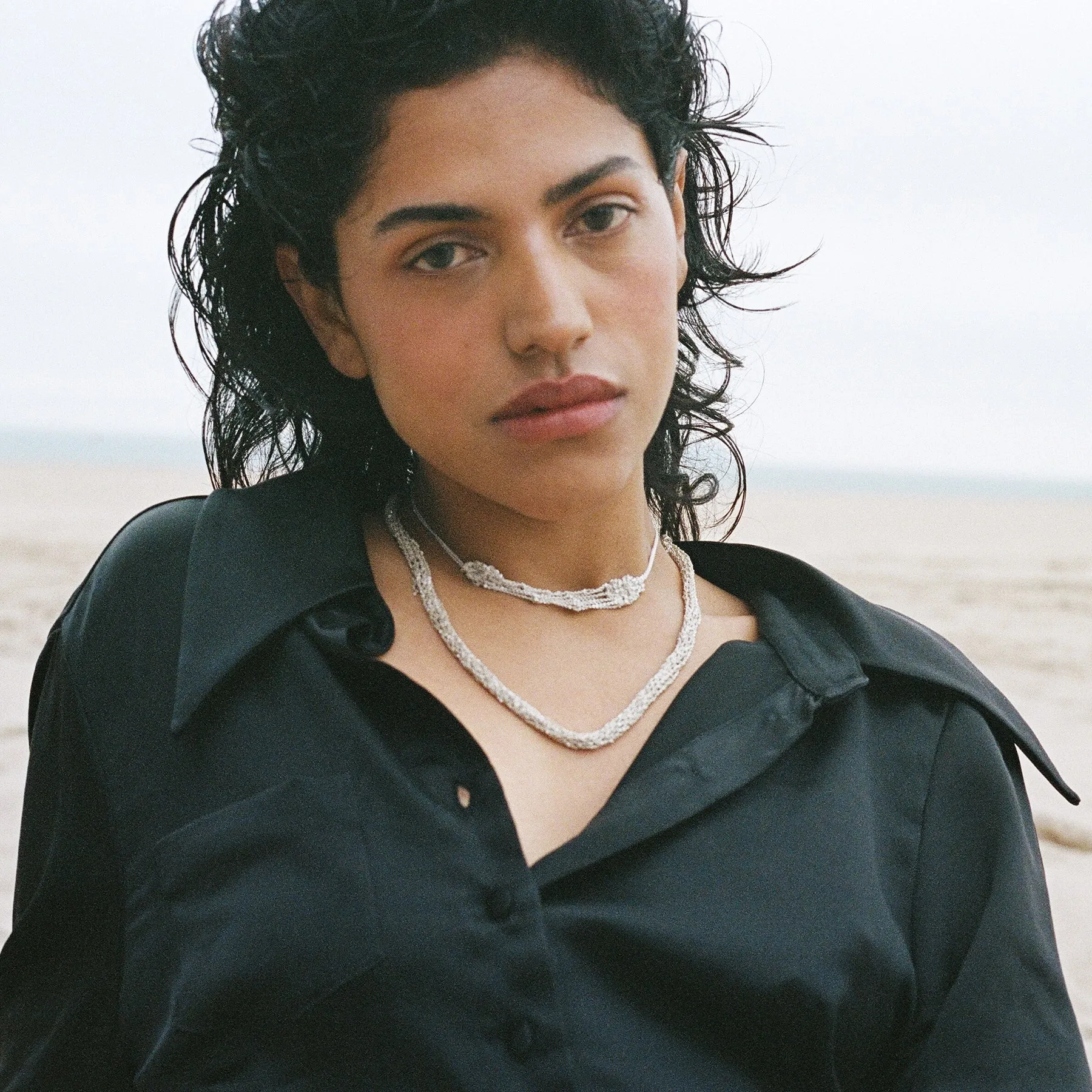 Clasped Bare Frame Necklace in Gold