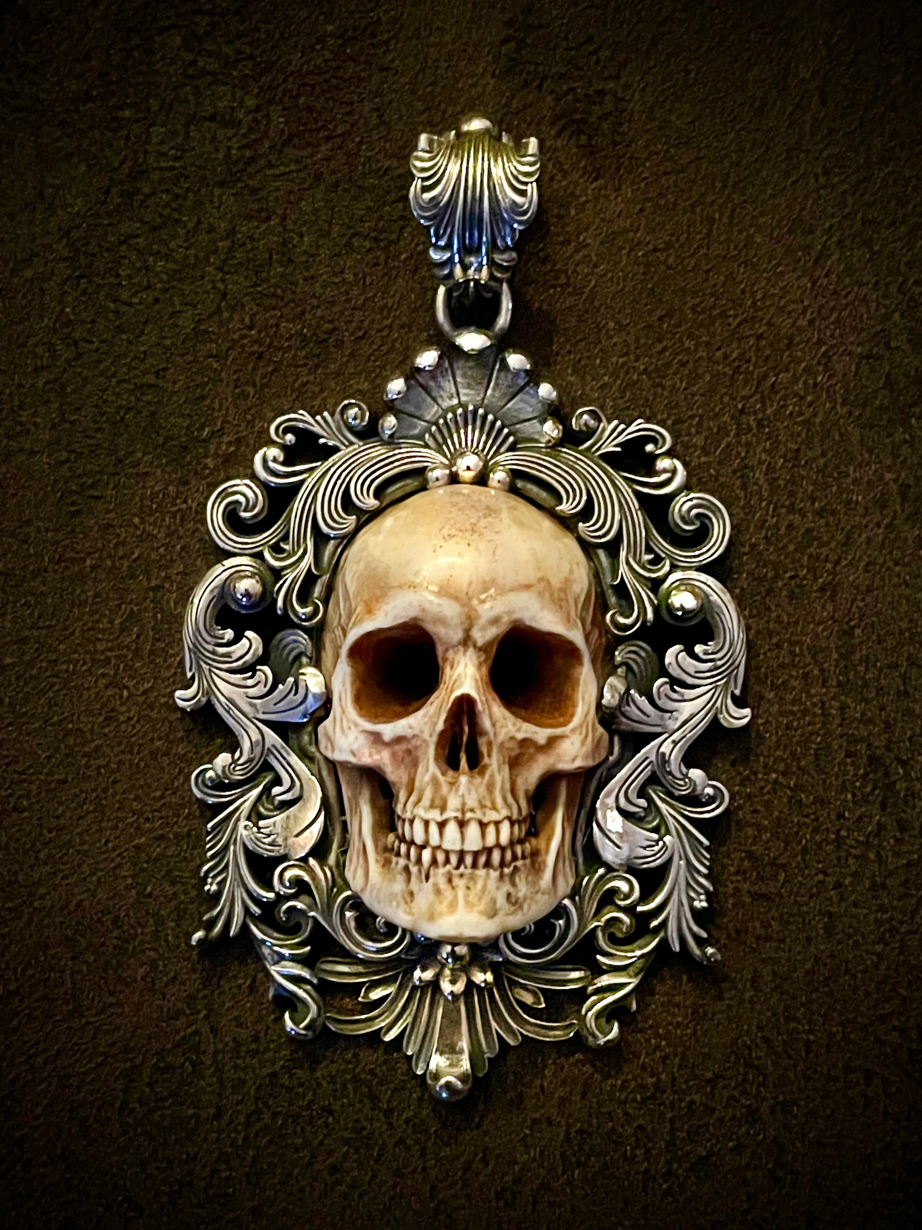 Mirror of Mortis Skull Necklace Set