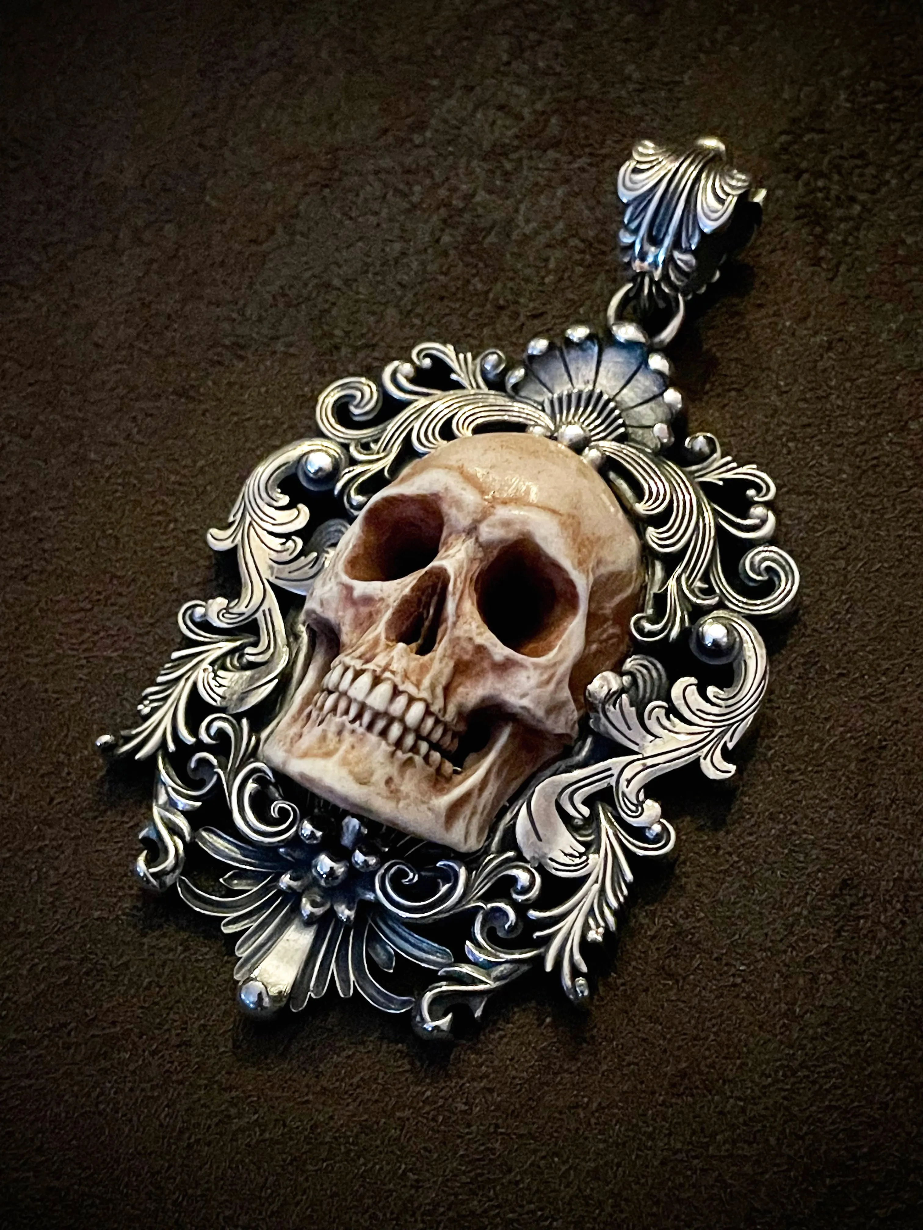 Mirror of Mortis Skull Necklace Set