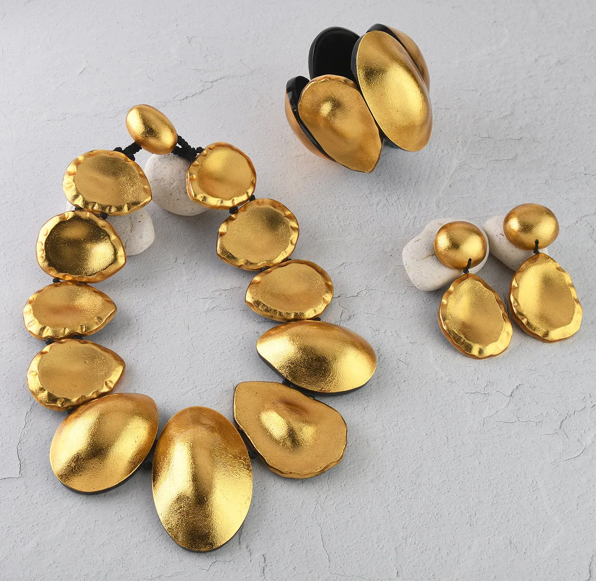 OVERSIZED FREEFORM EARRINGS. GOLD