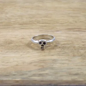 Pequeño Skull Pinky Ring in Sterling Silver