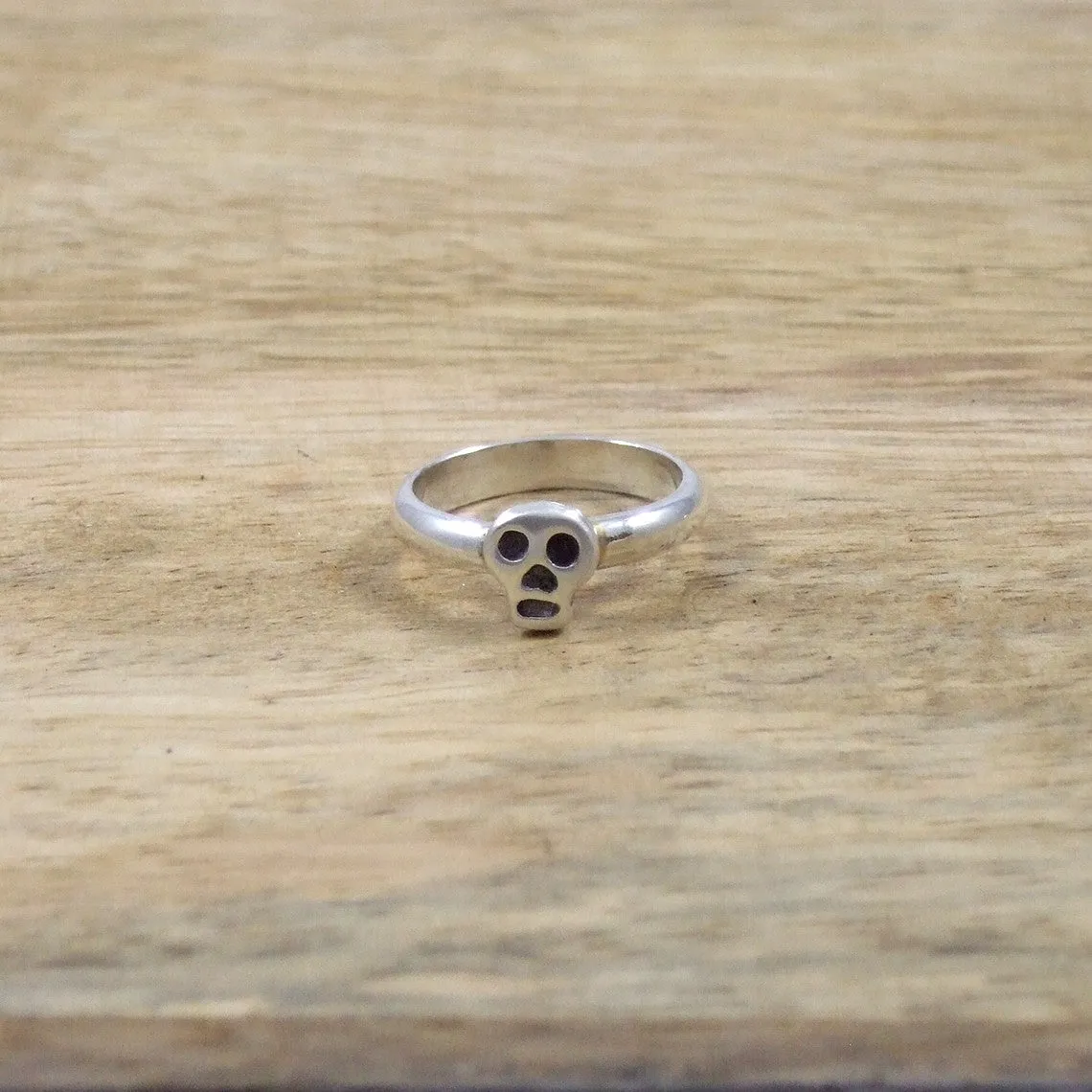 Pequeño Skull Pinky Ring in Sterling Silver