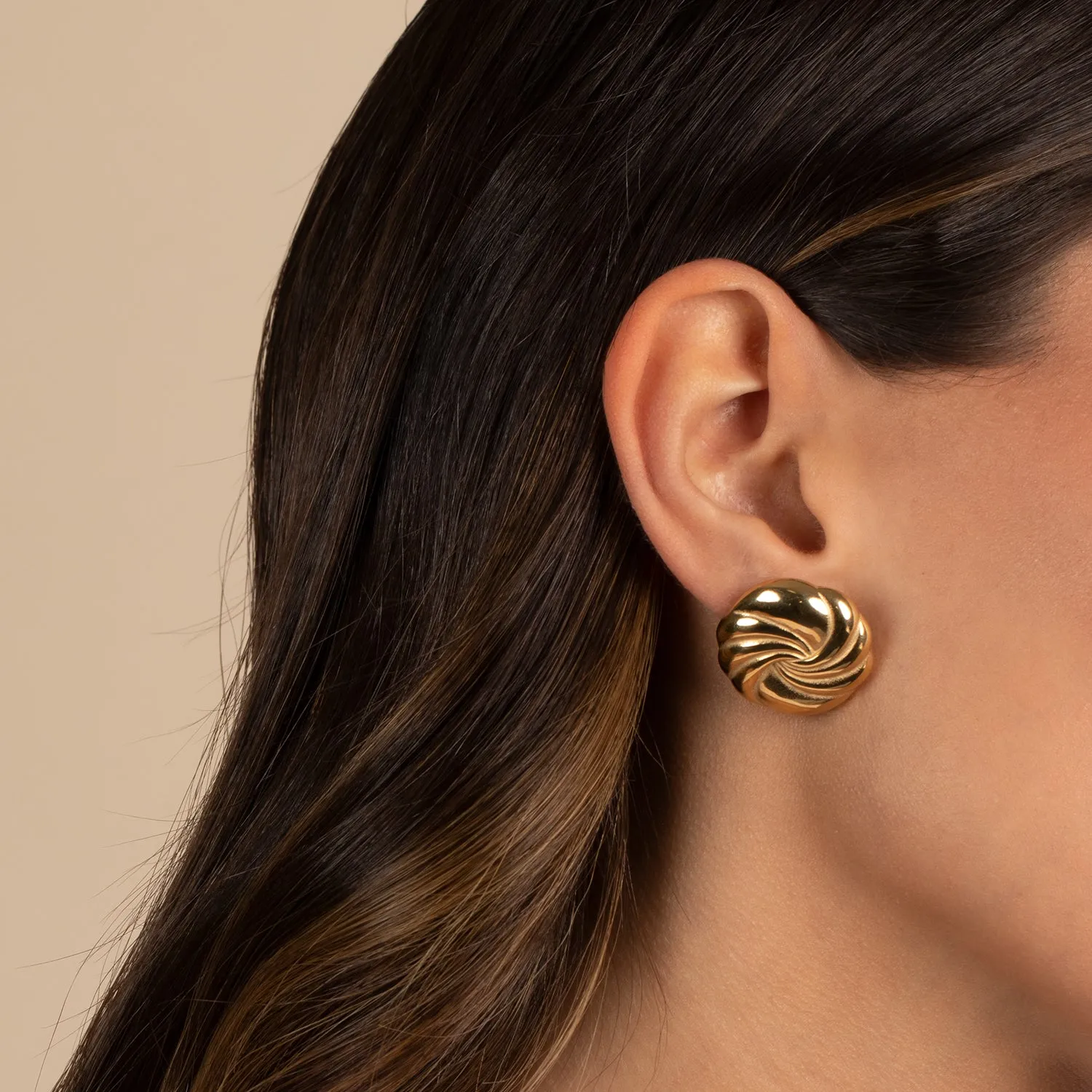 Solid Swirled Circular Stud Earring