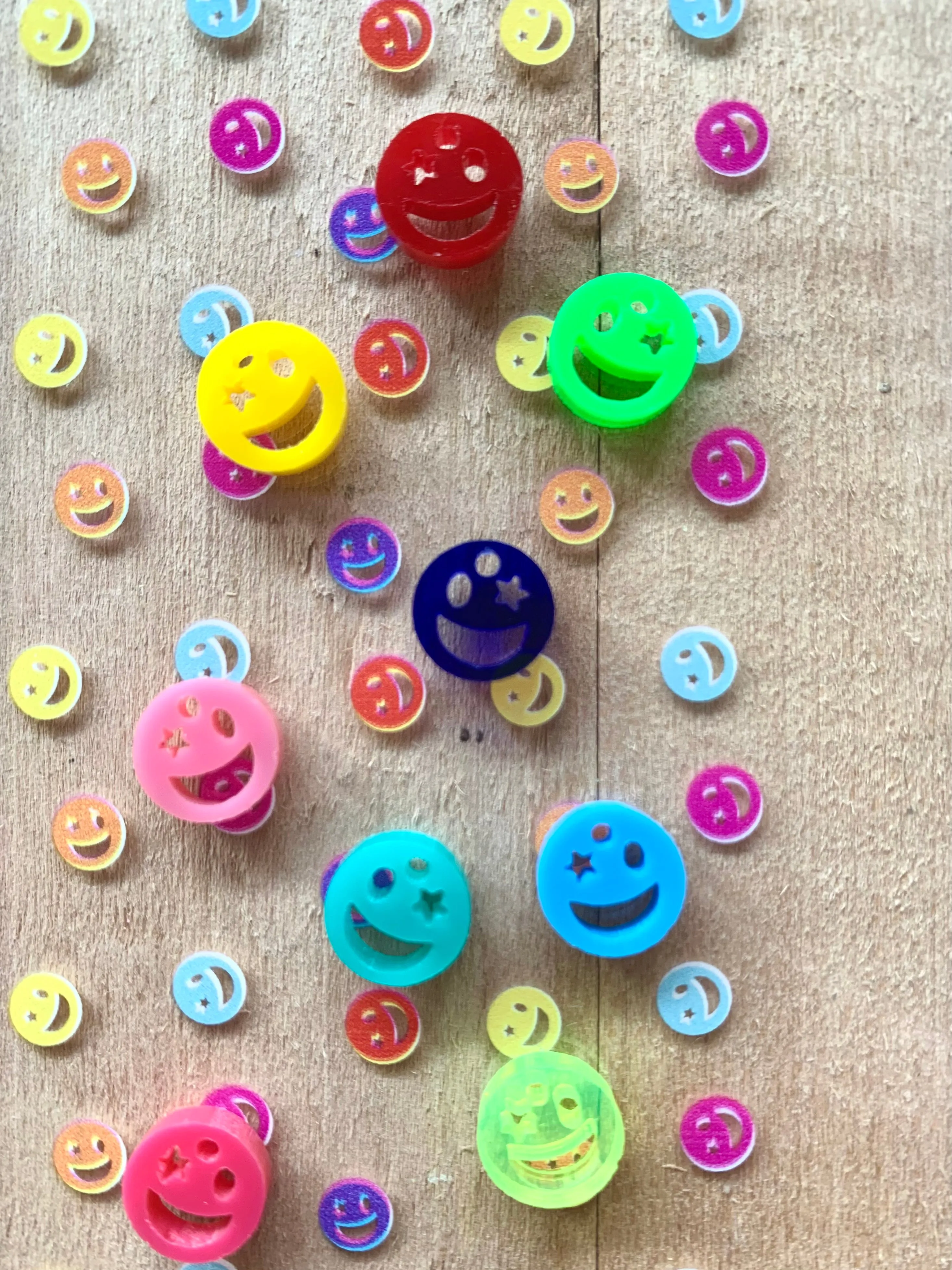 Tiny smiley faces / 30 Pieces, 10mm