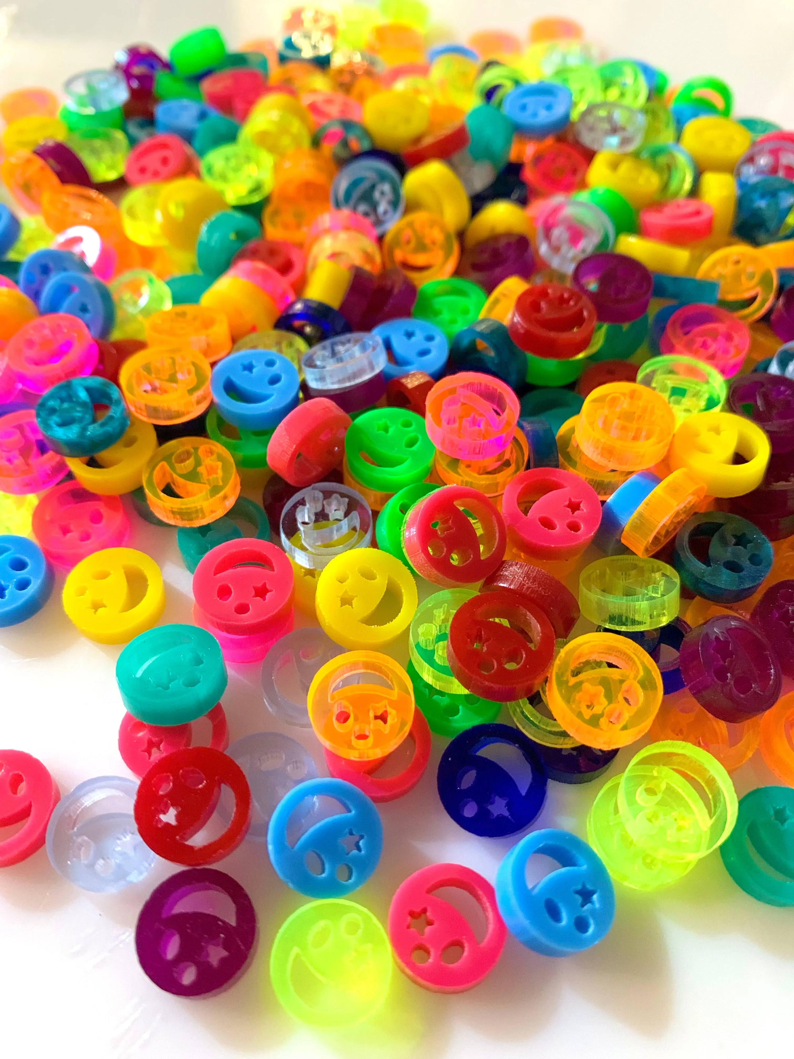 Tiny smiley faces / 30 Pieces, 10mm